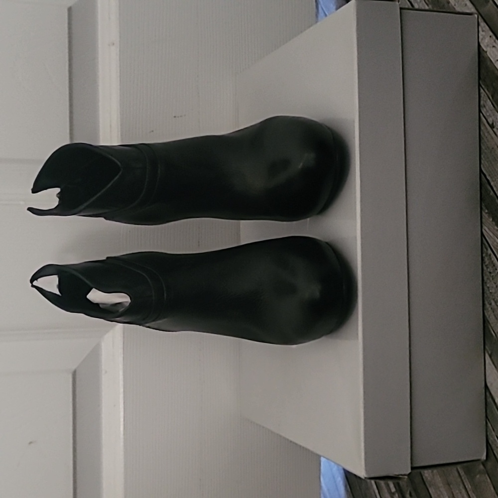 Shoes - Picture 1 of 3